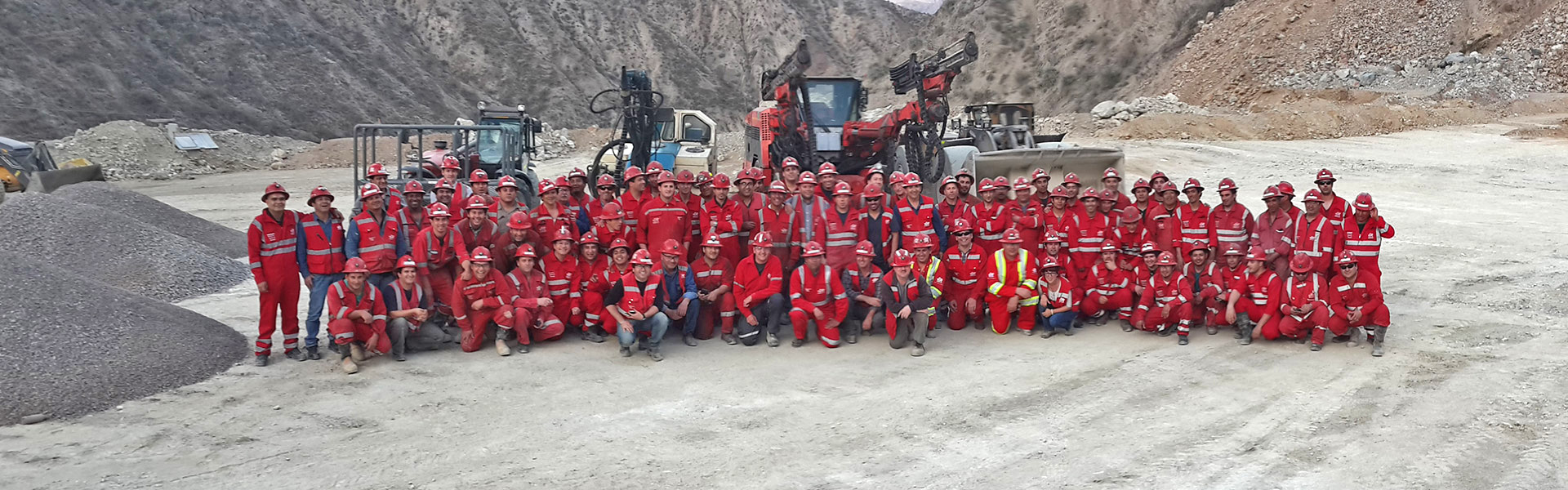 El trabajo incluyó la construcción de un complejo de tiendas, oficinas y almacenes, la instalación de apoyo en tierra, servicios auxiliares avanzados y permanentes, así como la instalación de suministros de ventilación.